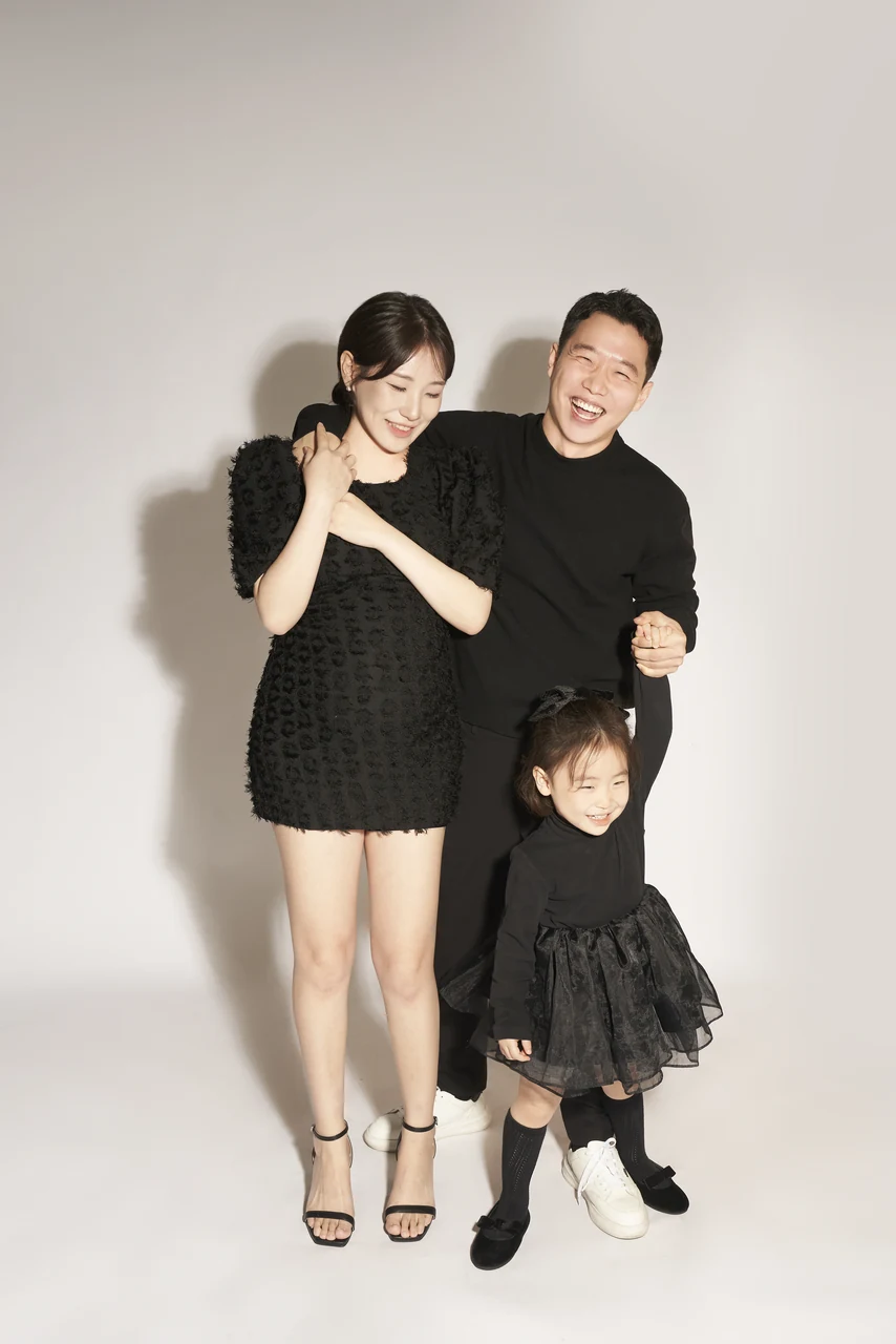 블랙 톤으로 의상을 맞춘 세 가족의 스튜디오 사진