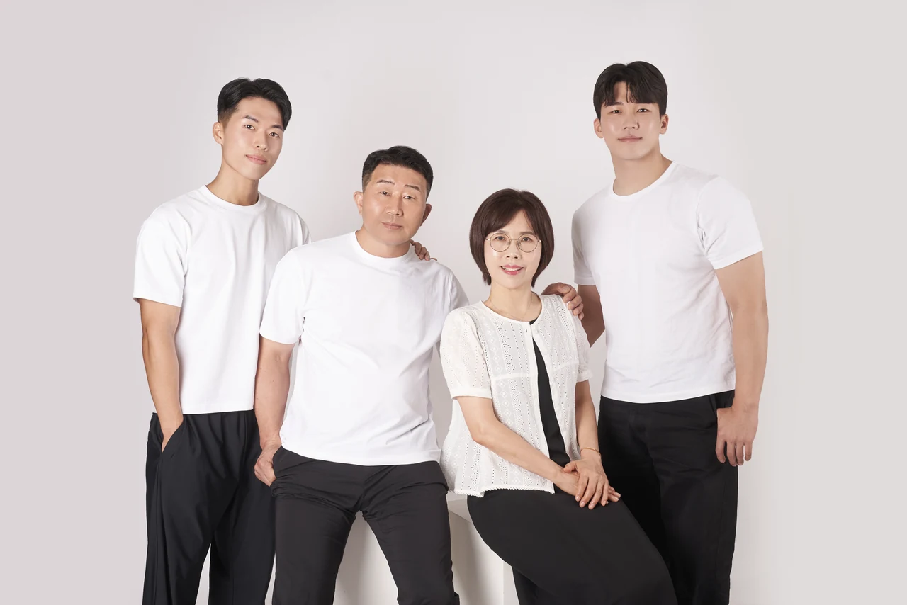 흰 상의로 통일해 나란히 선 네 가족의 사진