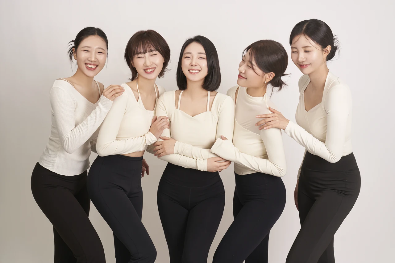 밝은 상의로 톤을 맞춰 나란히 선 다섯 사람의 그룹사진