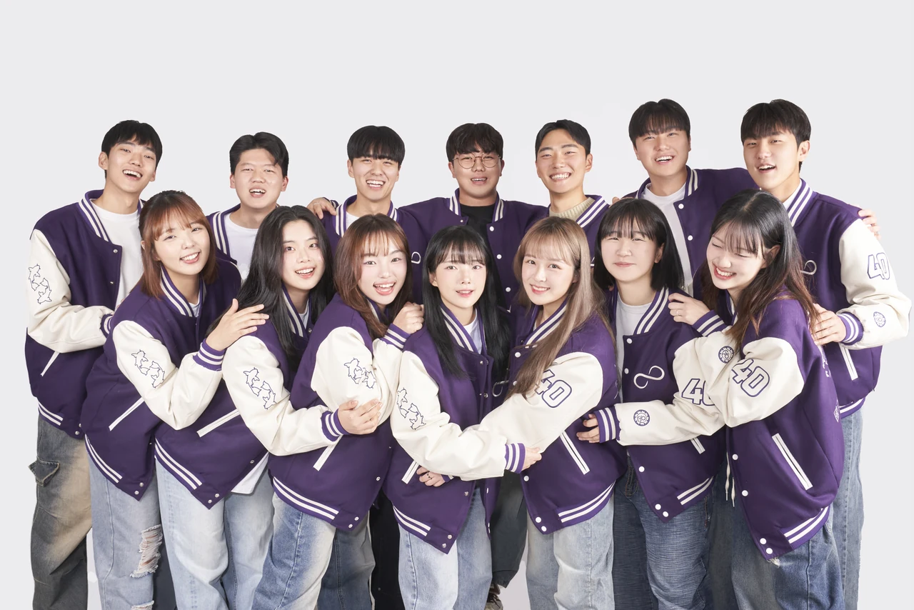같은 유니폼을 입고 모인 열네 명의 단체사진
