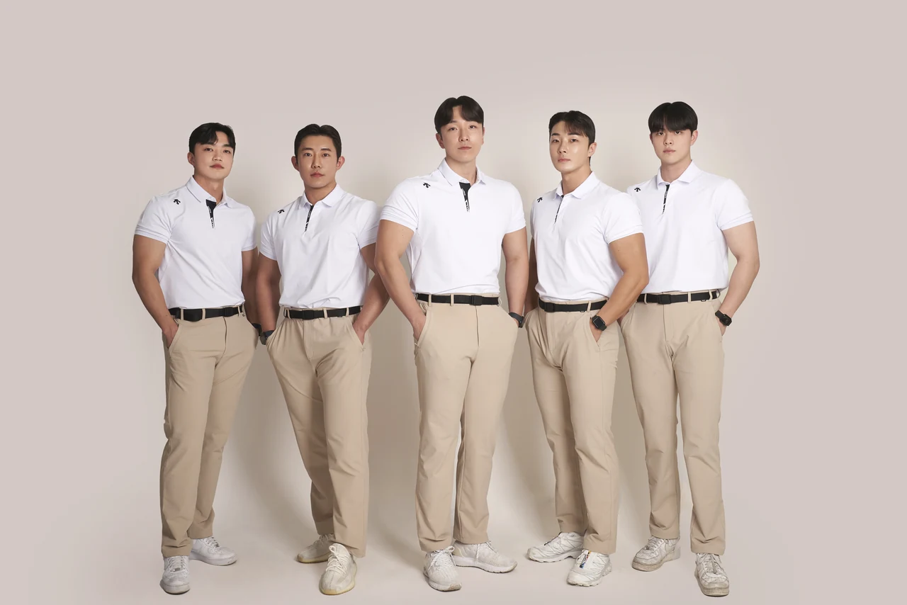 단정한 유니폼으로 통일해 촬영한 남성 단체사진