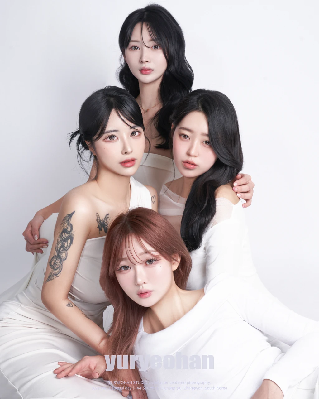 화이트와 블랙으로 조화를 맞춘 네 사람의 그룹사진