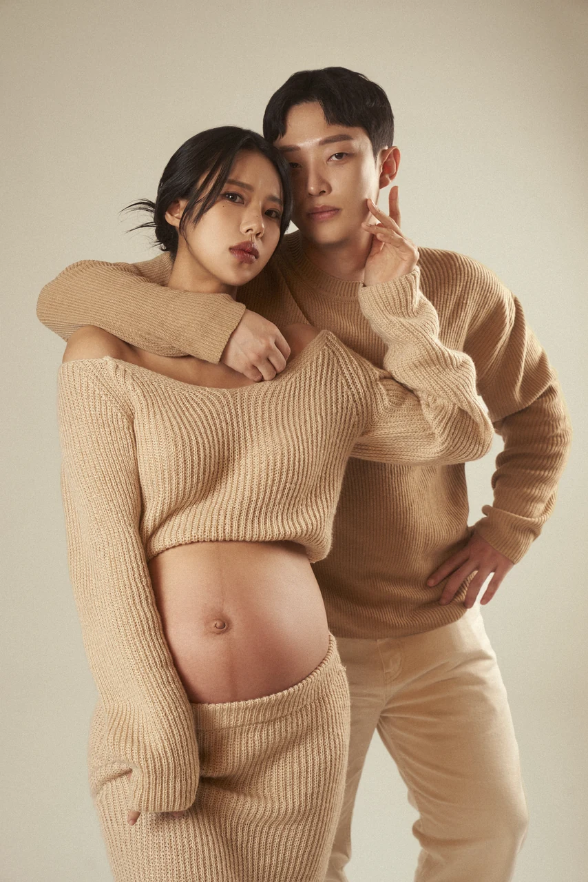 베이지 니트로 톤을 맞춰 함께 촬영한 만삭 기념사진