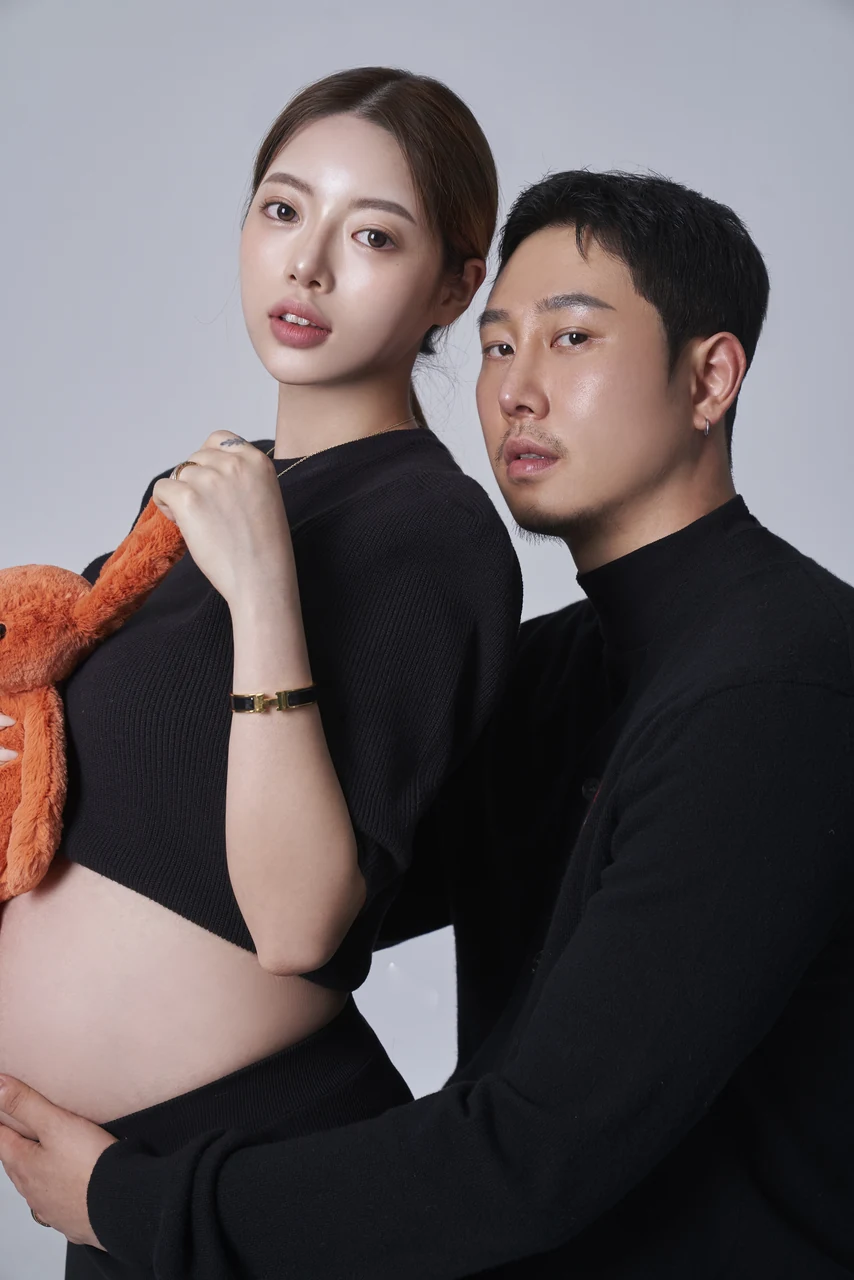 블랙 톤 의상과 소품으로 담백하게 담은 만삭사진