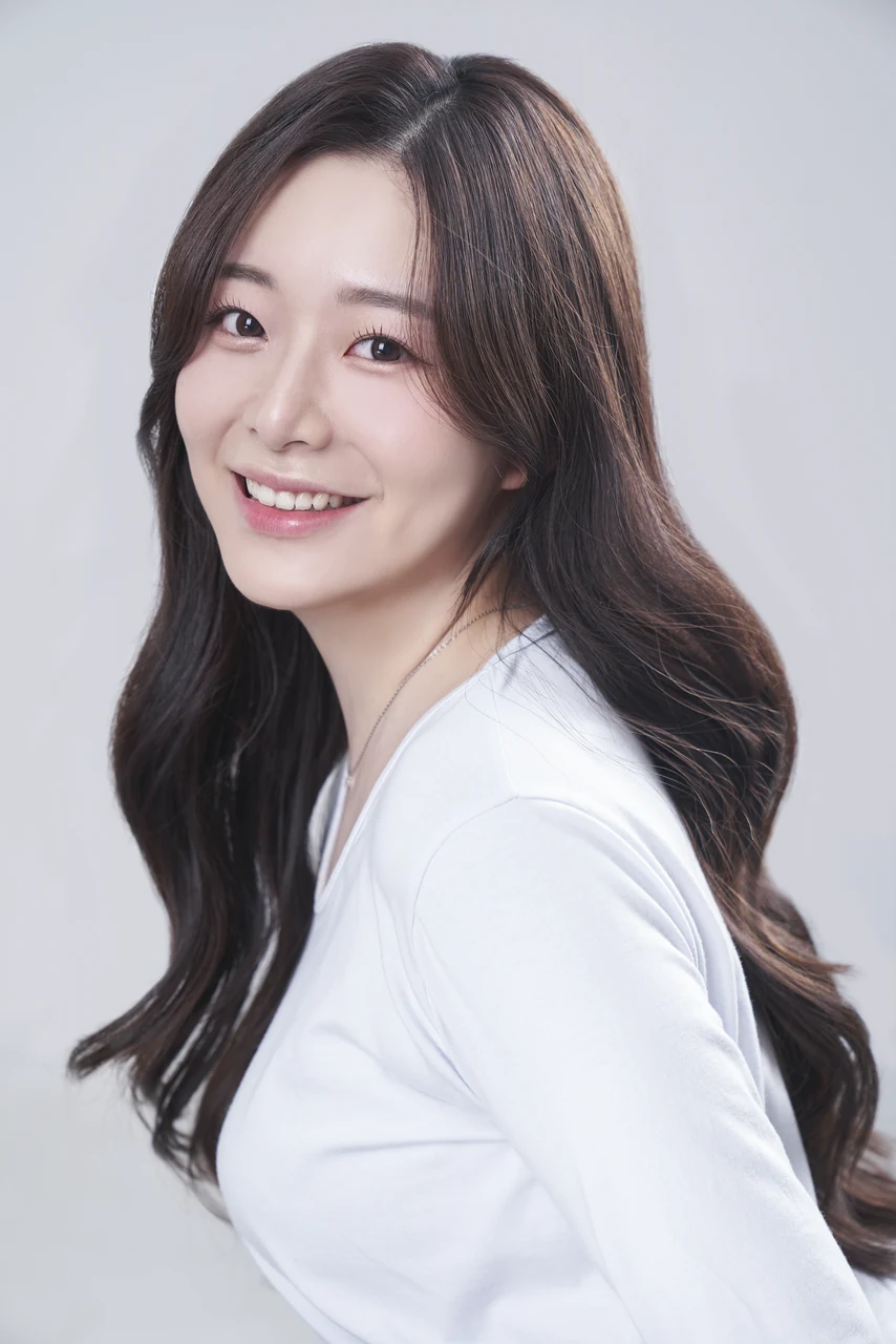 흰 셔츠와 밝은 미소로 완성한 1컷 프로필
