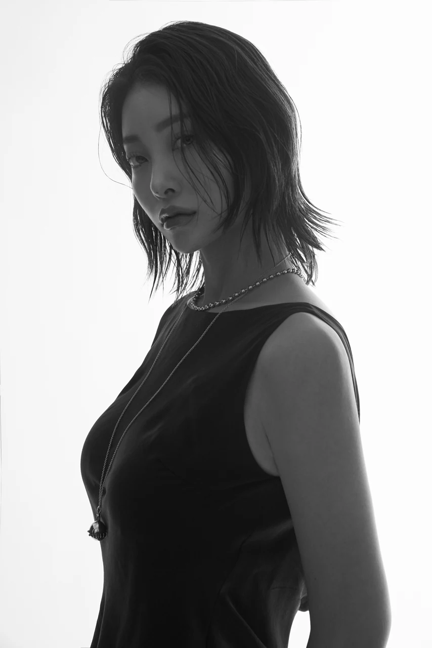 블랙 톤 의상과 흑백 보정으로 완성한 퍼스널 프로필