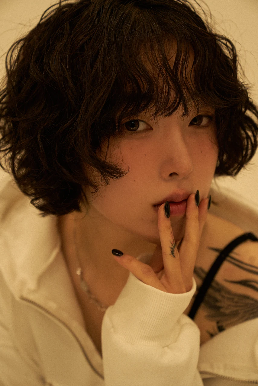컬러 배경과 짧은 헤어로 개성을 살린 퍼스널 프로필