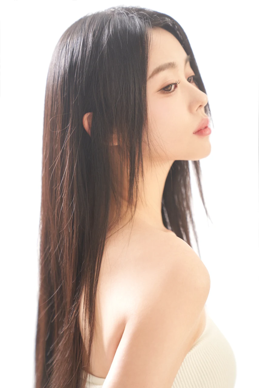 긴 머릿결과 옆선을 살려 담은 퍼스널 프로필