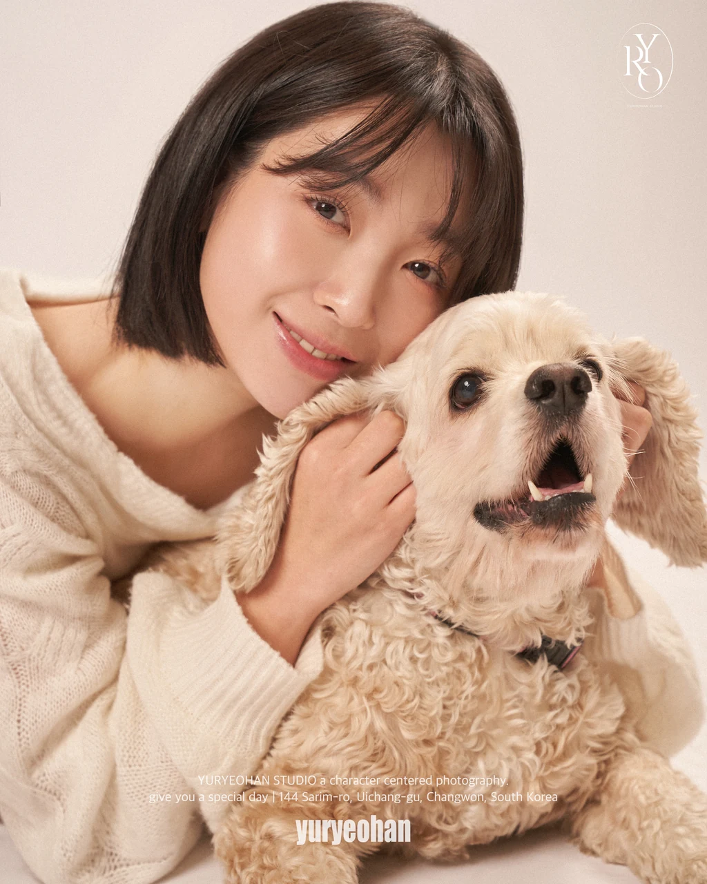 보호자 품에서 편안한 표정을 짓는 반려견과의 사진