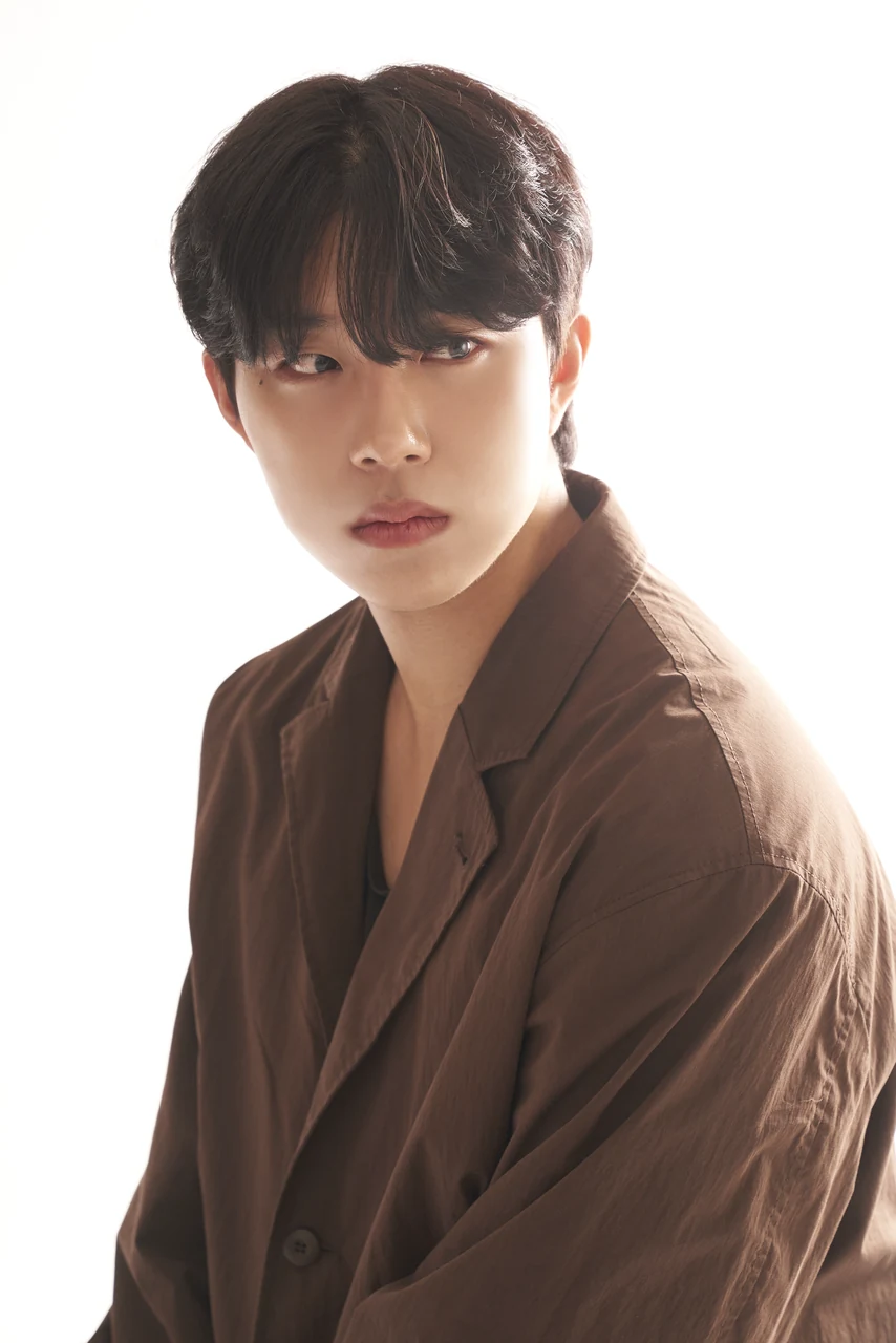 브라운 재킷과 부드러운 빛으로 완성한 남성 프로필 사진