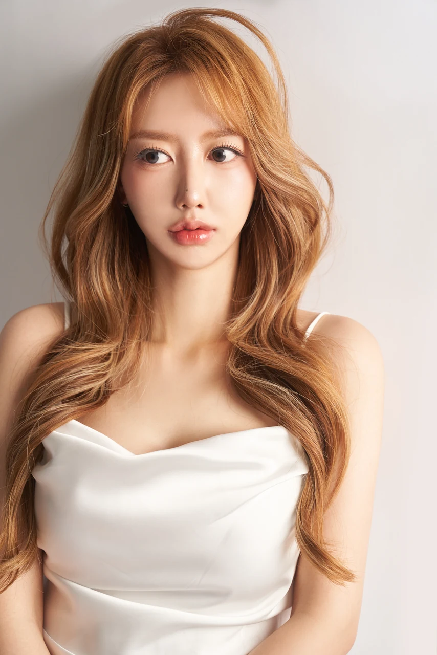 화이트 톤 의상과 웨이브 헤어로 분위기를 살린 여성 프로필 사진