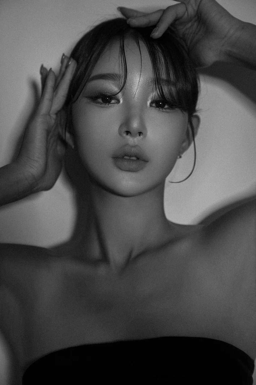 흑백 톤으로 인물의 선과 표정에 집중한 프로필 사진