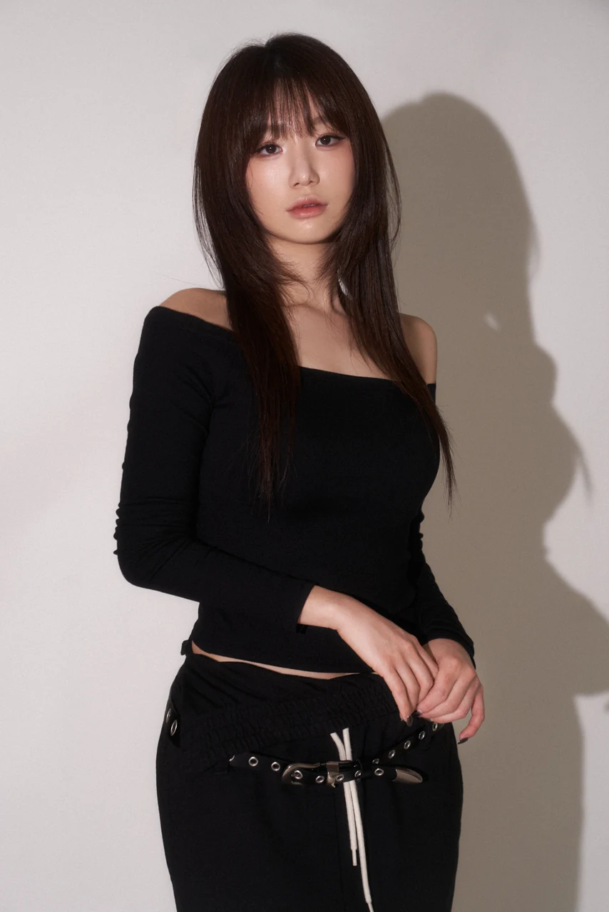블랙 오프숄더 의상으로 담백하게 기록한 여성 프로필 사진