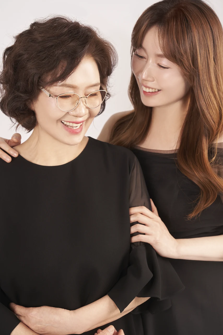 어머니와 딸이 함께 웃으며 기록한 가족사진