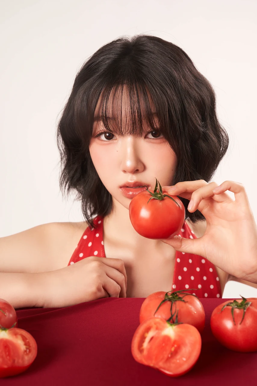 붉은 컬러 소품으로 컨셉을 살린 여성 프로필 사진