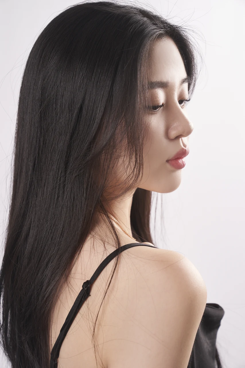 옆모습과 머릿결의 흐름을 담은 여성 프로필 사진