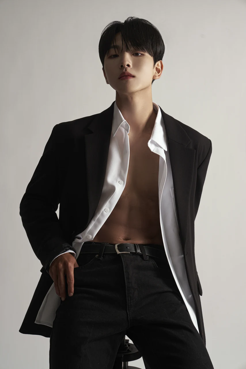 블랙 재킷과 낮은 조명으로 담은 남성 프로필 사진