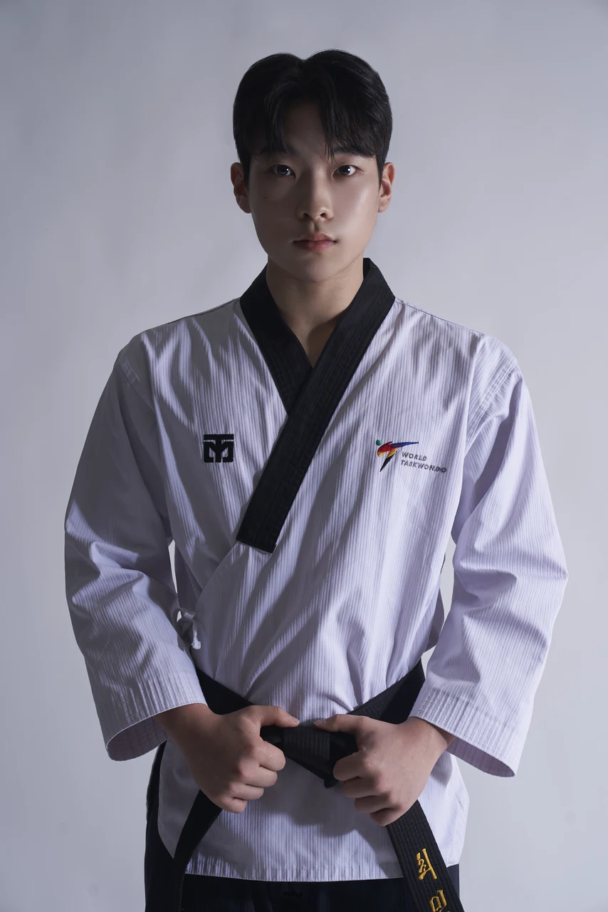 도복을 입고 단정하게 기록한 인물사진