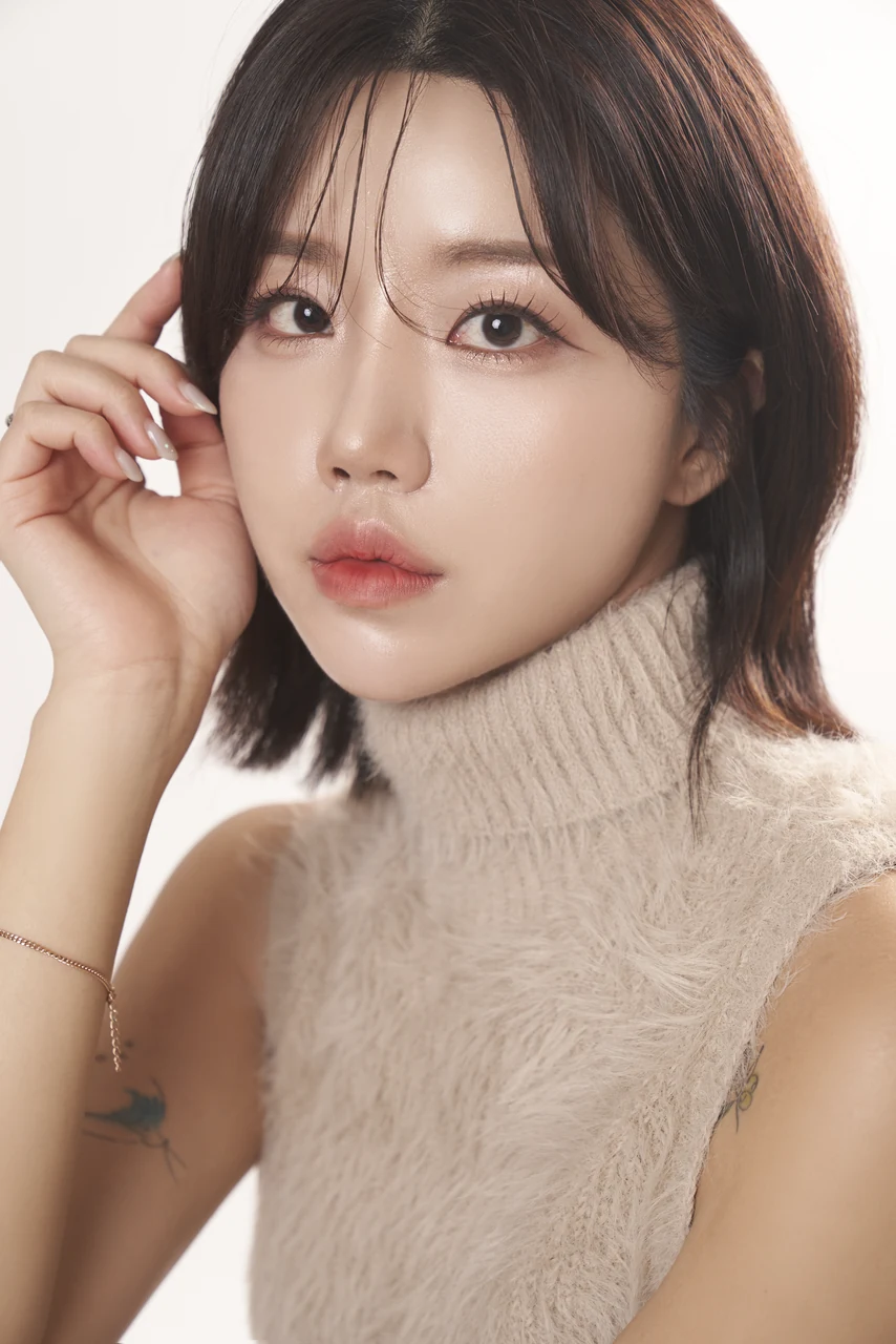 베이지 니트와 부드러운 빛으로 완성한 여성 프로필 사진