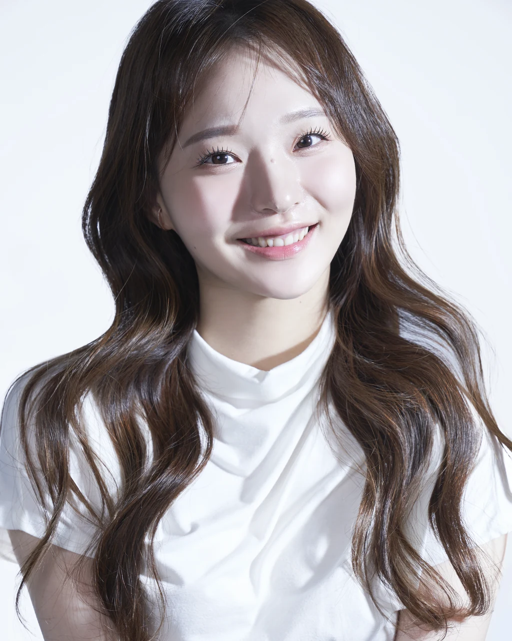 흰 배경에서 단정한 표정으로 기록한 증명 · 프로필 사진