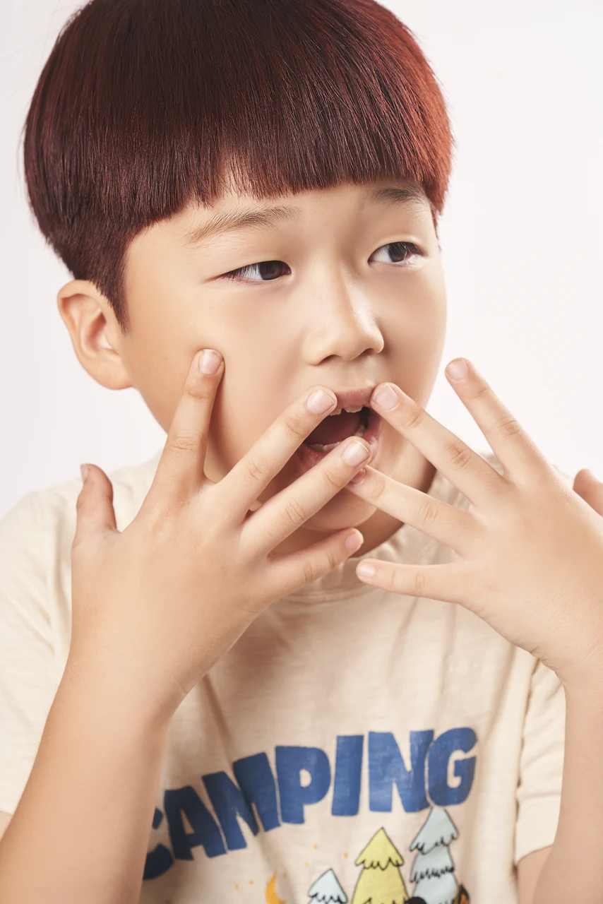 장난스러운 표정을 그대로 담은 어린이 프로필 사진