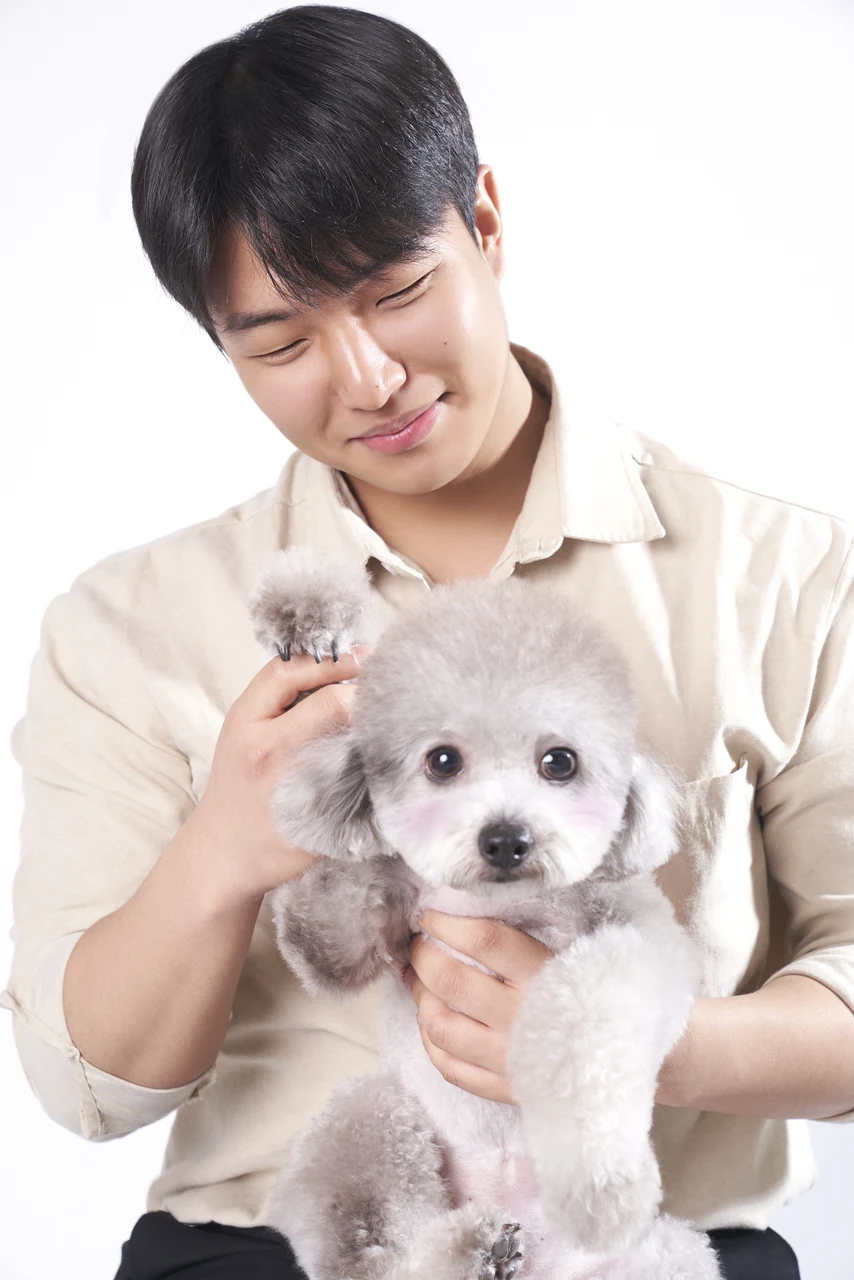 반려견을 안고 편안하게 기록한 반려동물 사진