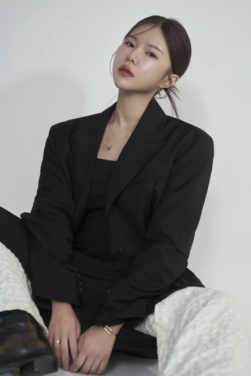 블랙 수트로 단정한 무드를 완성한 여성 프로필 사진