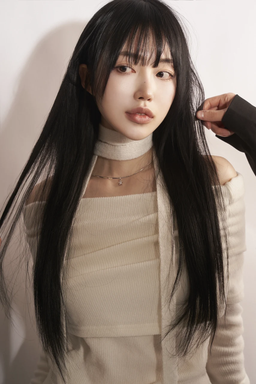 차분한 베이지 톤으로 기록한 여성 프로필 사진