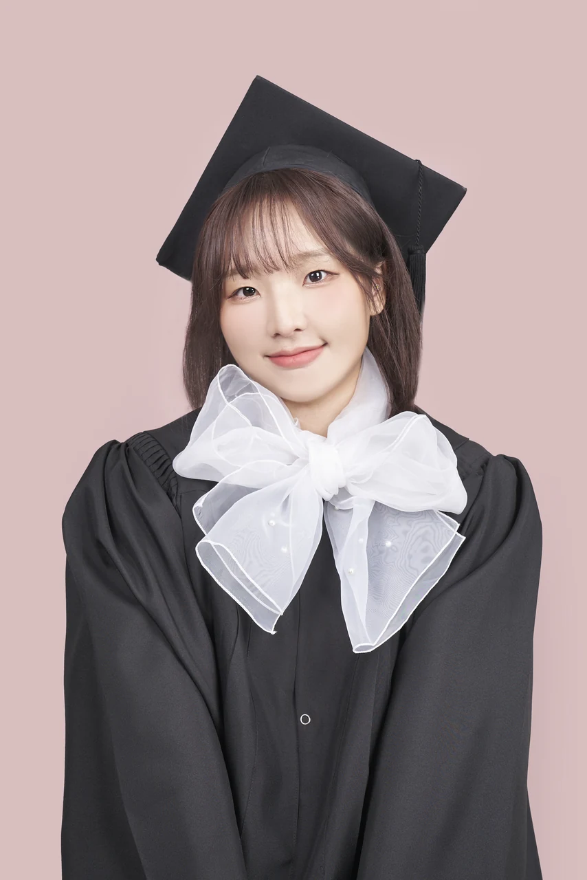 학사모와 가운을 갖춰 입고 기록한 졸업사진
