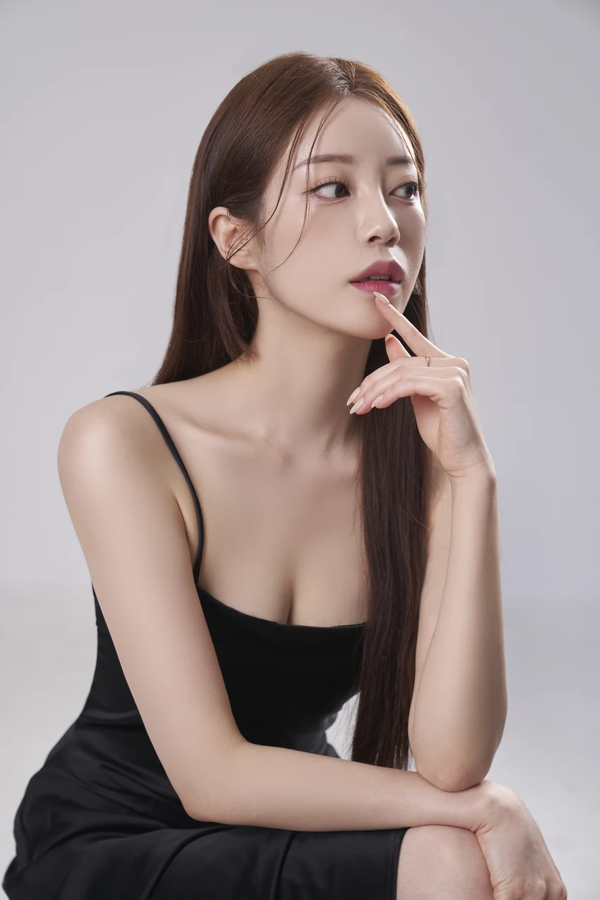 블랙 드레스로 차분한 분위기를 담은 여성 프로필 사진